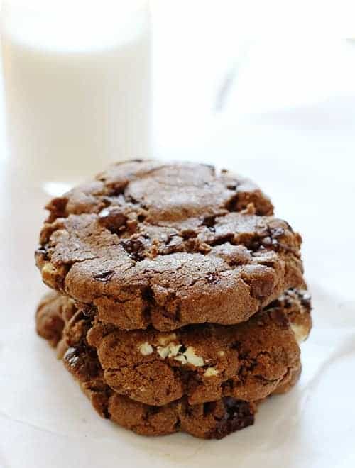 http://iambaker.net/wp-content/uploads/2014/06/chocolate-chip-cookie1.jpg