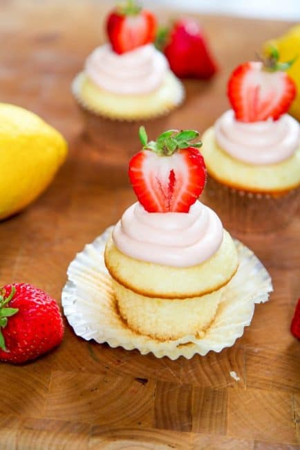 http://iambaker.net/wp-content/uploads/2016/08/Strawberry-Lemonade-Cupcakes-4-683x1024-434x650.jpg