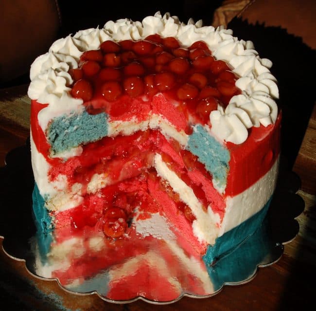 http://iambaker.net/wp-content/uploads/2016/09/Surprise_Inside_American_Flag_Cake_8-650x639.jpg