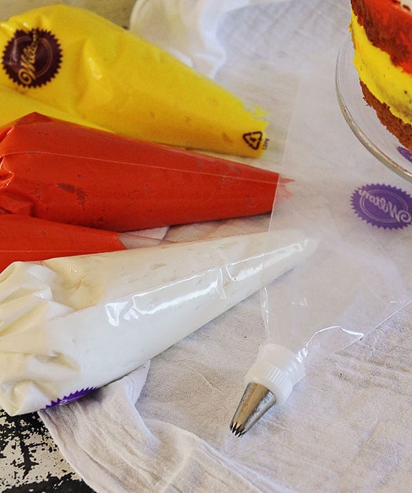 Great trick for changing out frosting bags when decorating a cake! #cakedecorating #halloween
