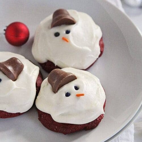 Red Velvet and Cream Cheese Melting Snowman Cookies #cookies #christmas #redvelvet #creamcheese