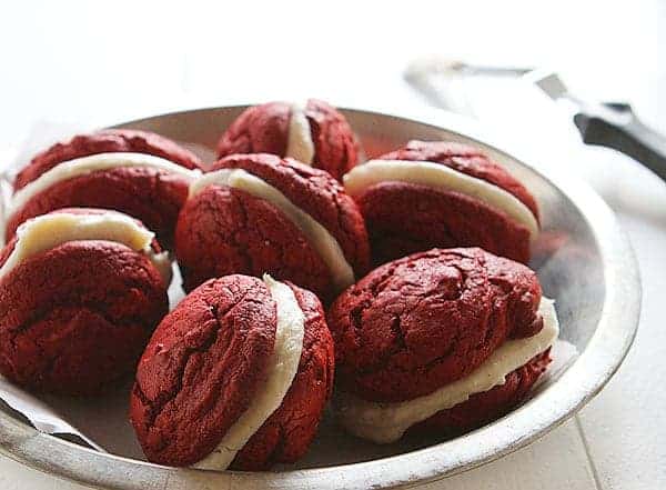 Red Velvet Sandwich Cookies with Brown Butter Cream Cheese #cookies #Christmas