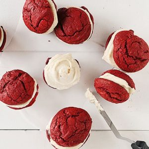 Red Velvet Sandwich Cookies with Brown Butter Cream Cheese #cookies #Christmas