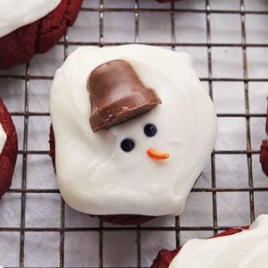 Red Velvet and Cream Cheese Melting Snowman Cookies #cookies #christmas #redvelvet #creamcheese