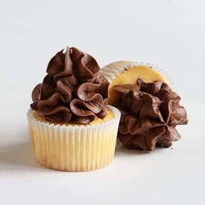 Four Easy Ways to Frost a Cupcakes with an Open Star Tip! #chocolate #buttercream #cupcakedecorating