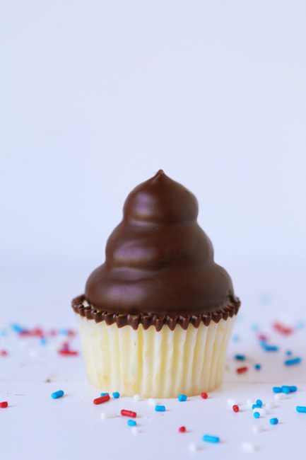 Patriotic Hi-Hat Cupcakes! (with a fun surprise-inside!)