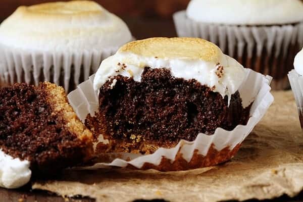 s'mores cupcakes! #chocolate #summerdesserts