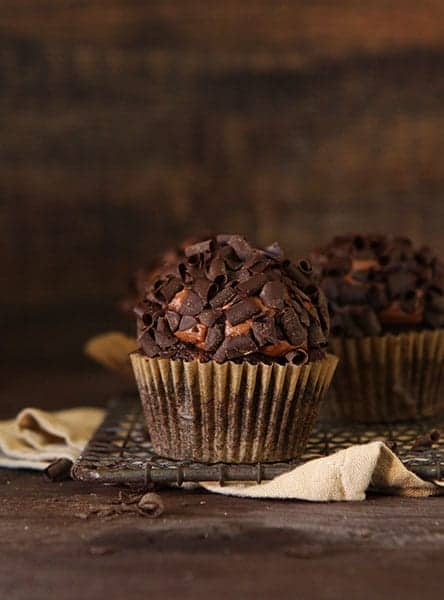 Wie man Schokoladen-Zucchini-Cupcakes macht 