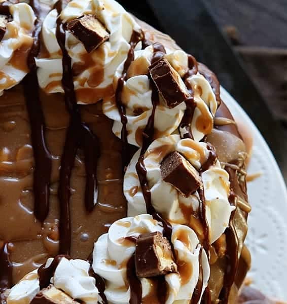 https://iambaker.net/wp-content/uploads/2015/02/snickers-cheesecake-cake.jpg