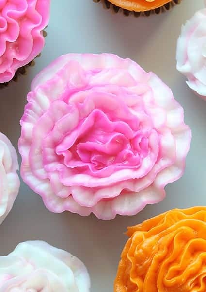How to Pipe a Buttercream Carnation! (video)