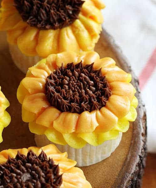 Buttercream Sunflower Cupcakes! {video hot-to}