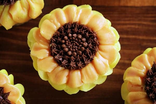 Buttercream Sunflower Cupcakes! {video hot-to}