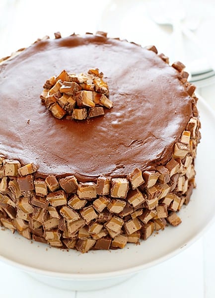 https://iambaker.net/wp-content/uploads/2015/10/cake-snickers.jpg