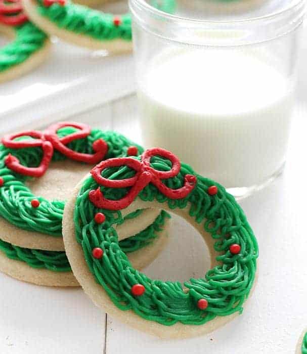 How to make adorable buttercream wreath with a very special decorators tip!