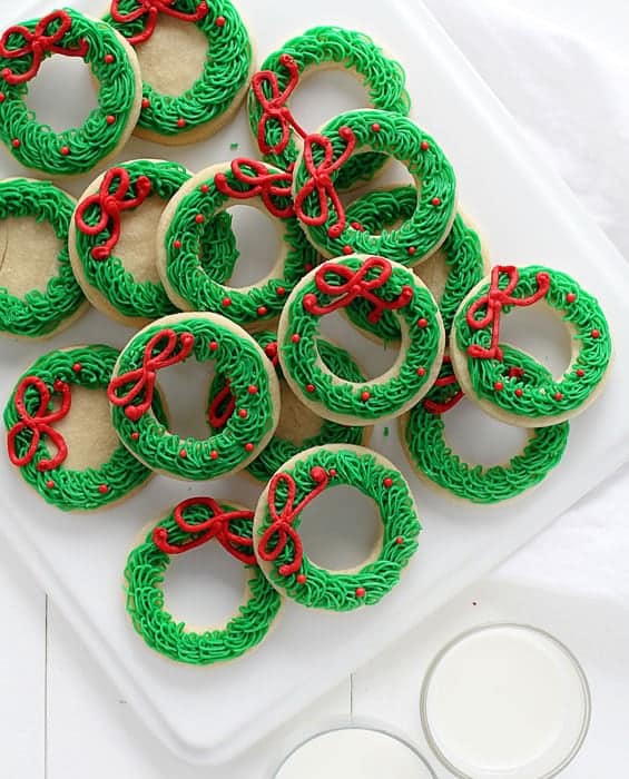 How to make adorable buttercream wreath with a very special decorators tip!