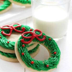 How to make adorable buttercream wreath with a very special decorators tip!