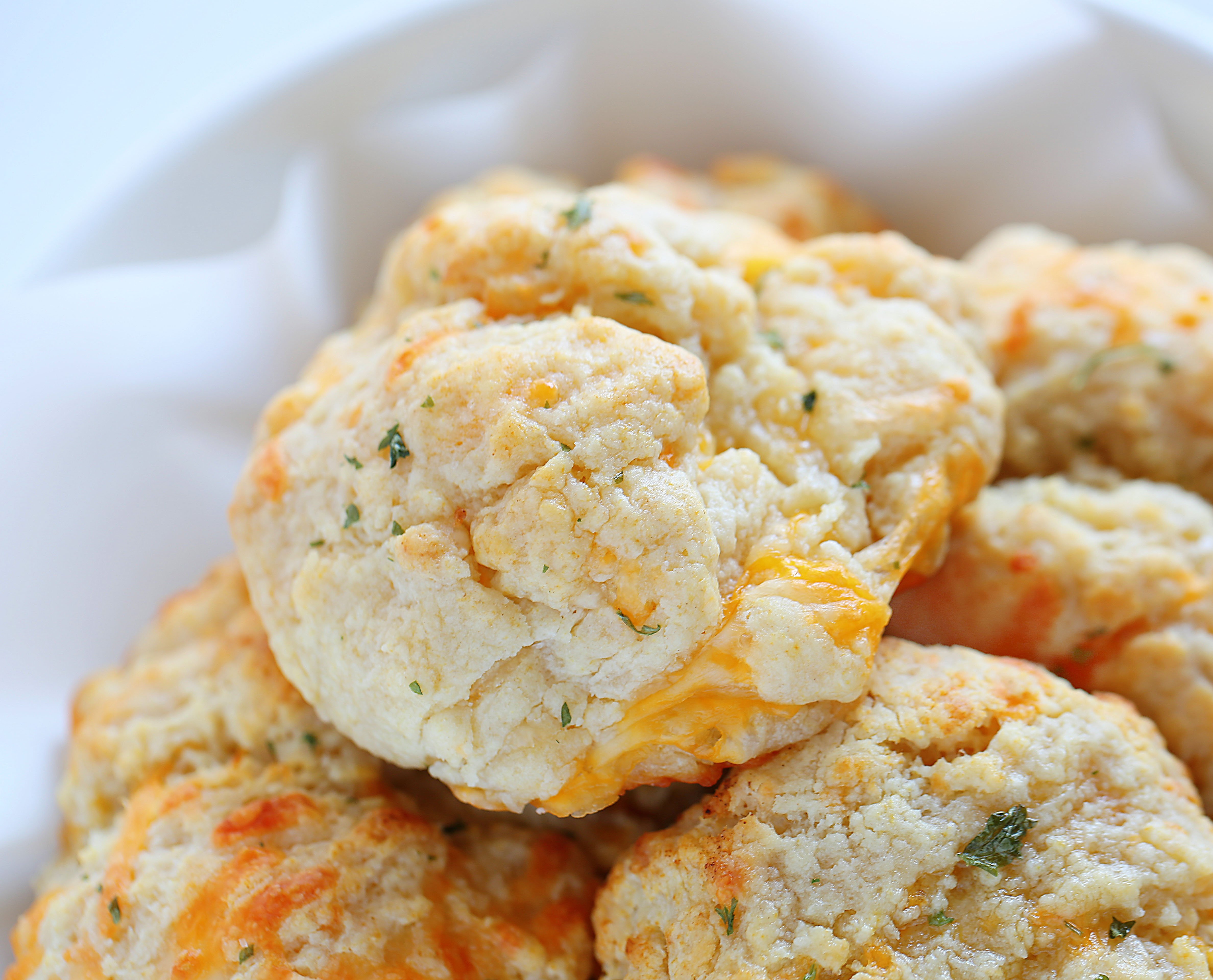 Red Lobster Homemade Cheesy Garlic Biscuits - Handle the Heat