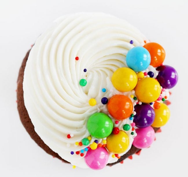 Seriously the easiest way to decorate cupcakes and so stinkin delicious!