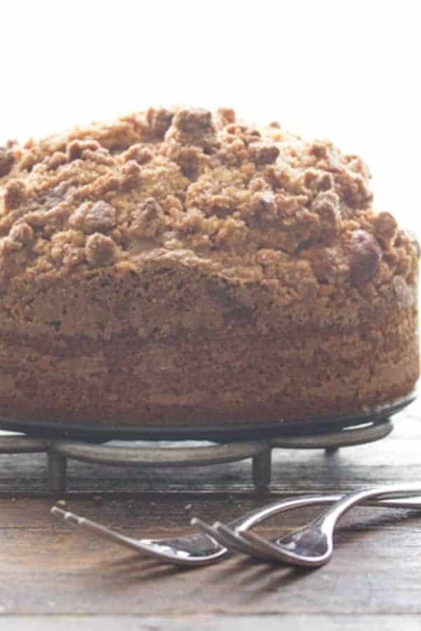 Cinnamon Crumb Coffee Cake | i am baker