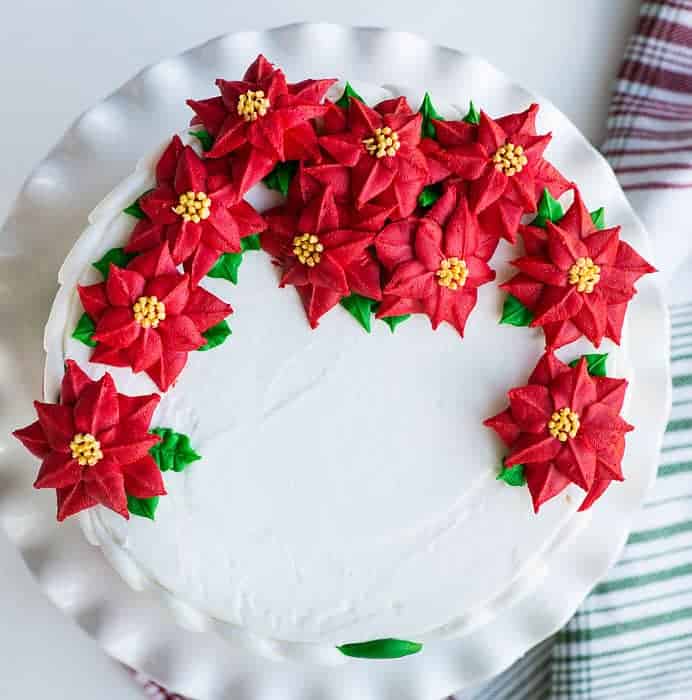 Such a FUN way delight friends and family for Christmas! #baking #cakedecorating #christmascake #christmas