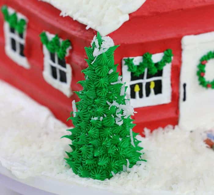 Recreate Santa's House with some easy cake decorating!! #christmas #christmascake #baking #cake