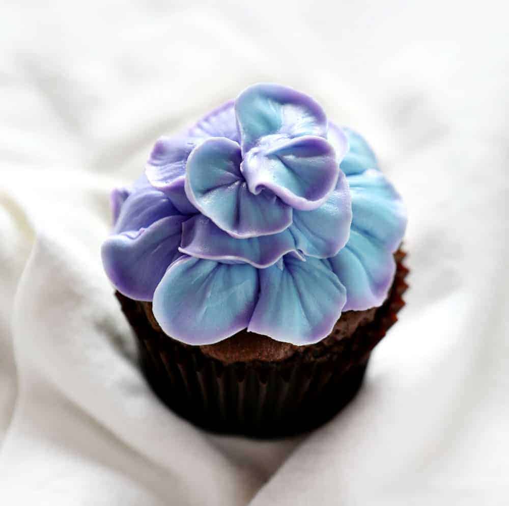 Cupcake Frosting {Cupcake Decorating Ideas} | i am baker