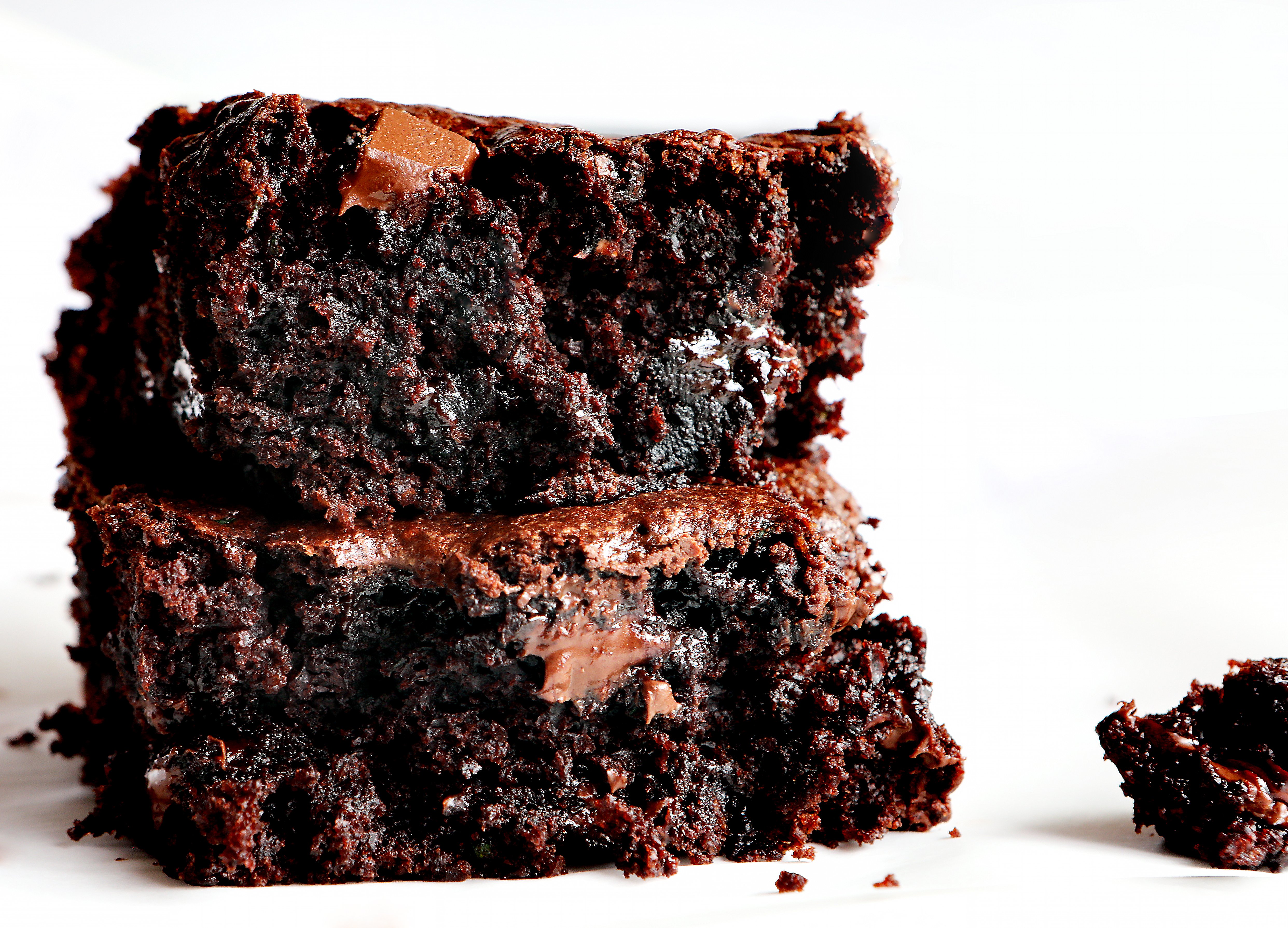 Brownies de calabacín apilados mostrando la textura cremosa del interior