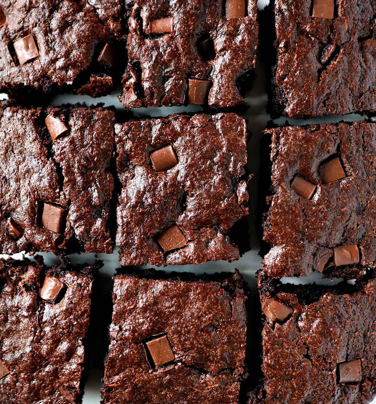 Brownies sin glaseado Brownie de calabacín por encima mostrando la textura superior