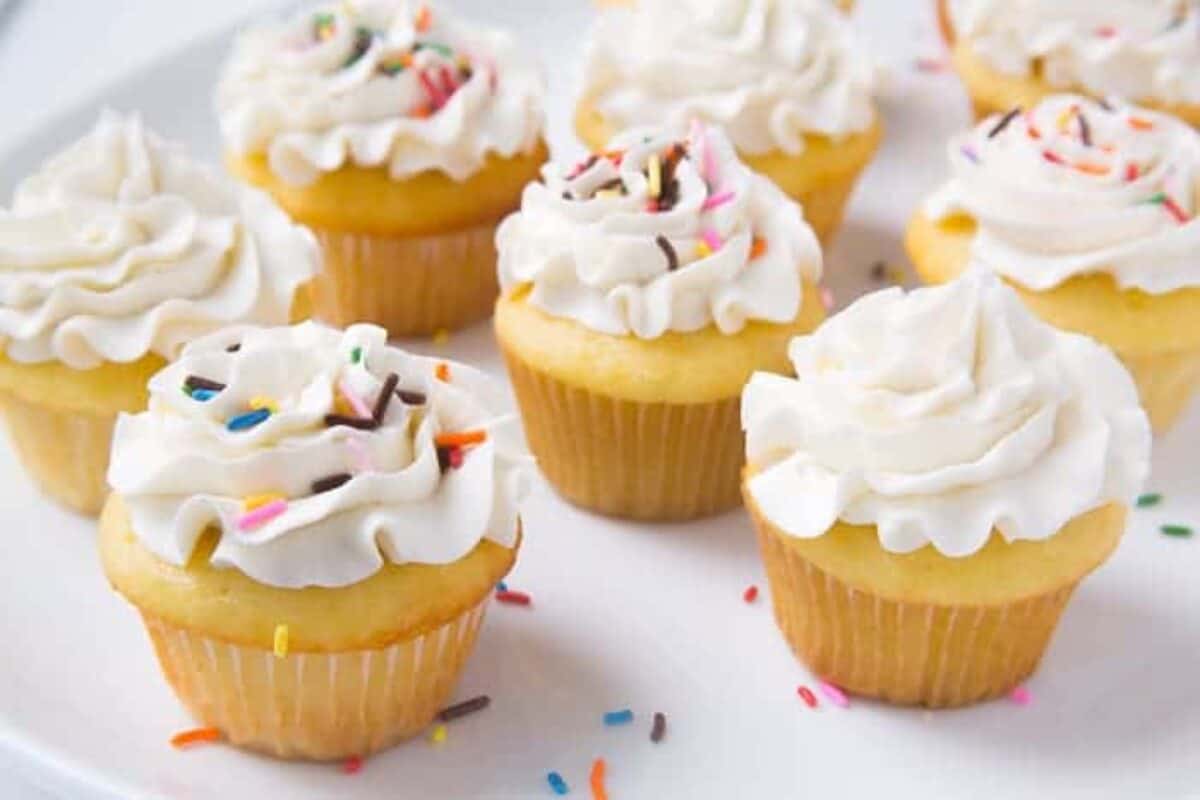 American Buttercream Frosting {VIDEO} I Am Baker