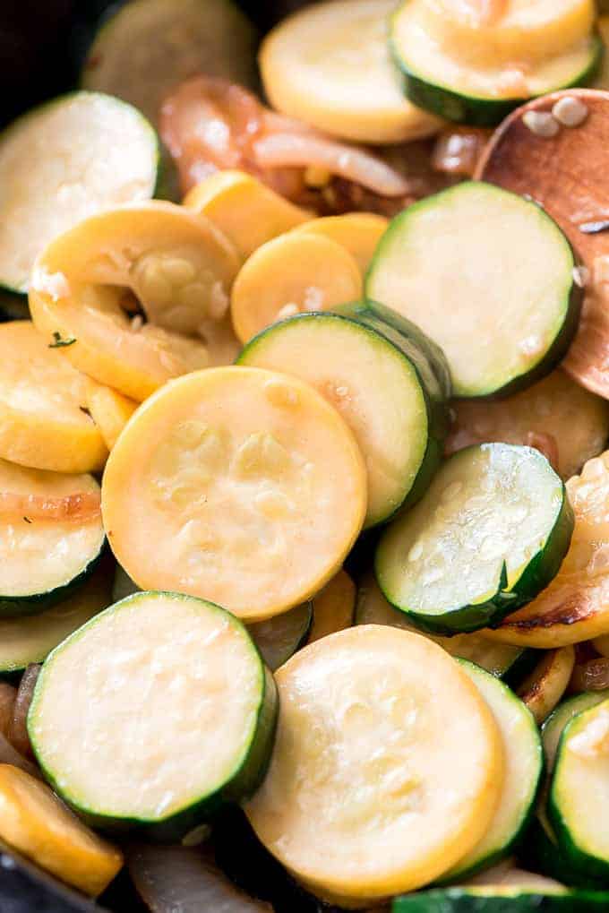 Courgettes fraîches en cours de préparation pour le Cheesy Zucchini Bake