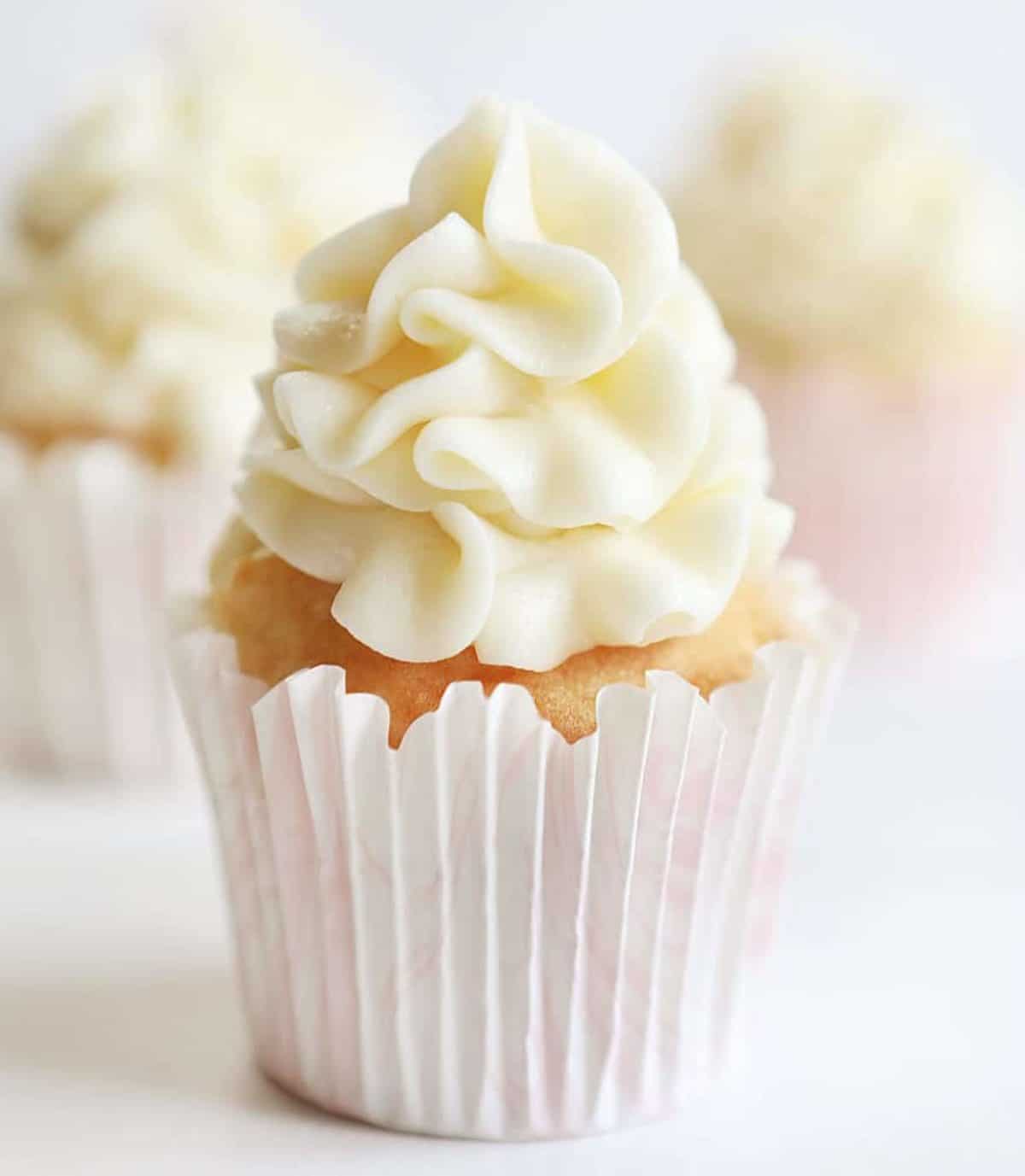 Vanilla Cupcakes With Raspberry Filling And Cream Cheese Frosting I Am Baker