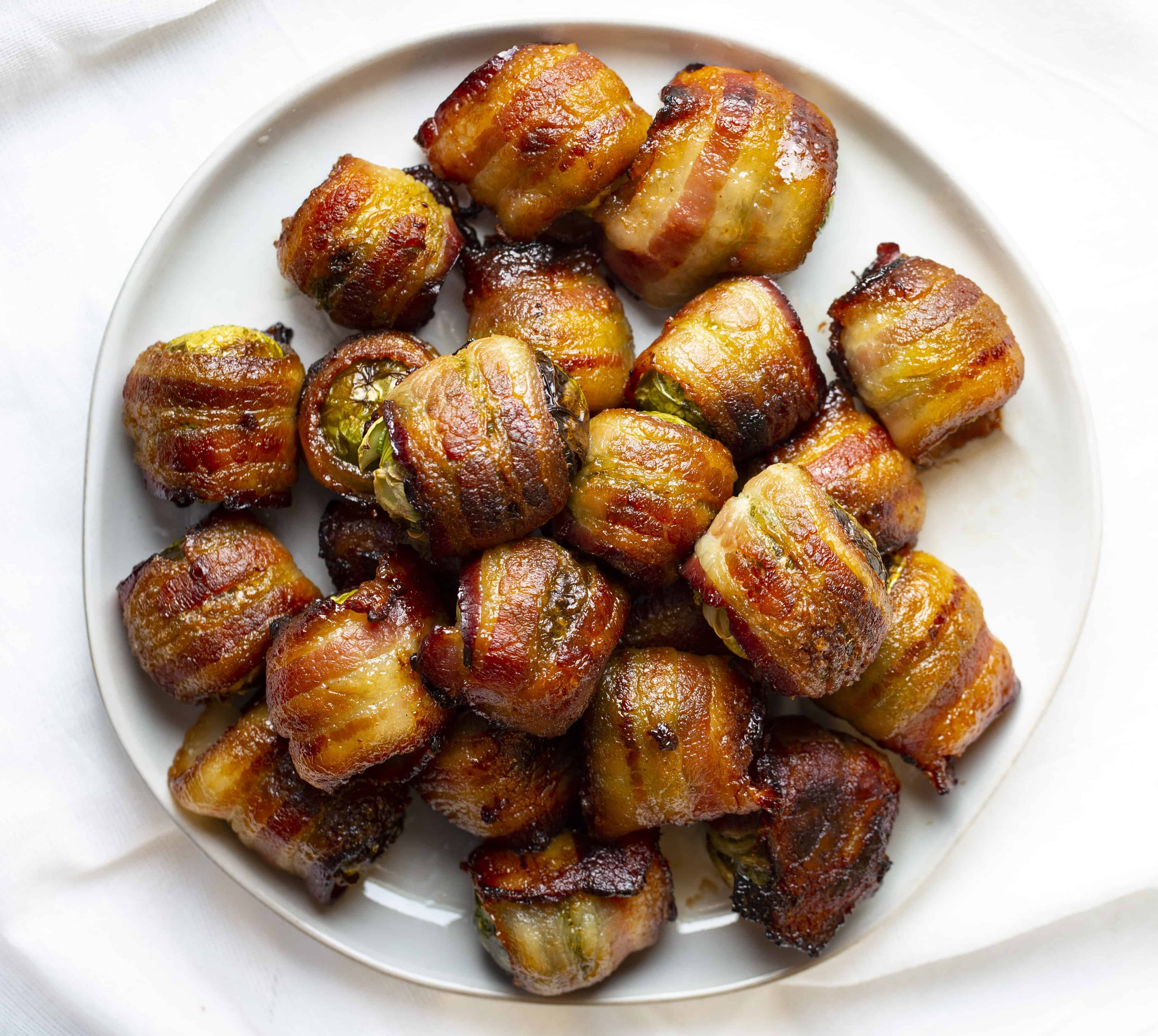 Choux de Bruxelles enveloppés de bacon sur une assiette