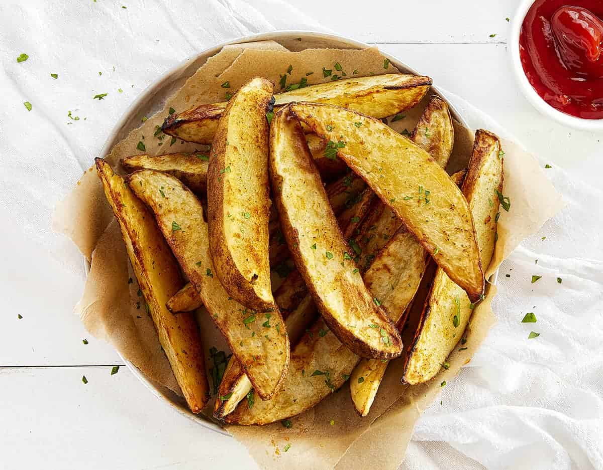 bovenaanzicht van geroosterde aardappelpartjes