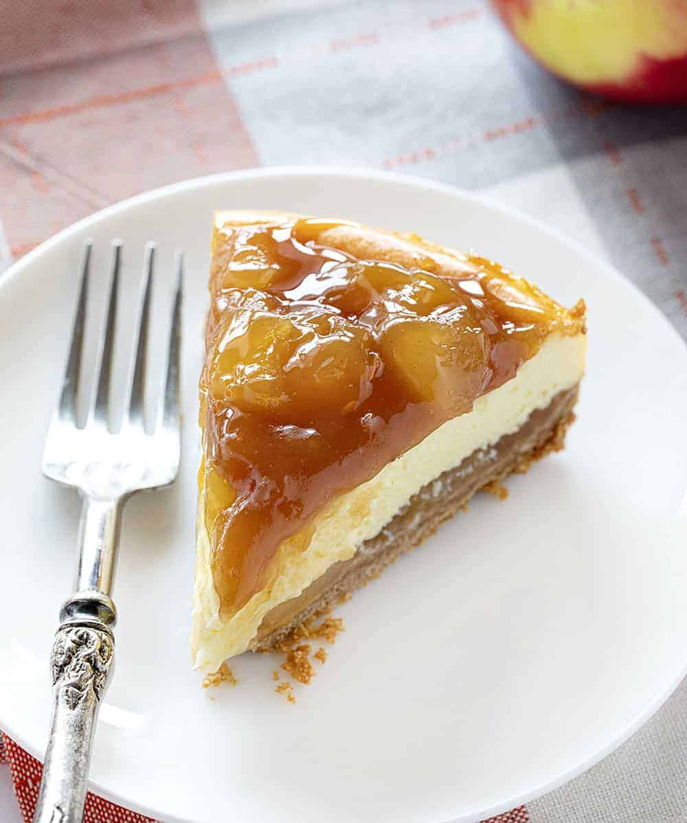 Une tranche de gâteau au fromage aux pommes et au caramel