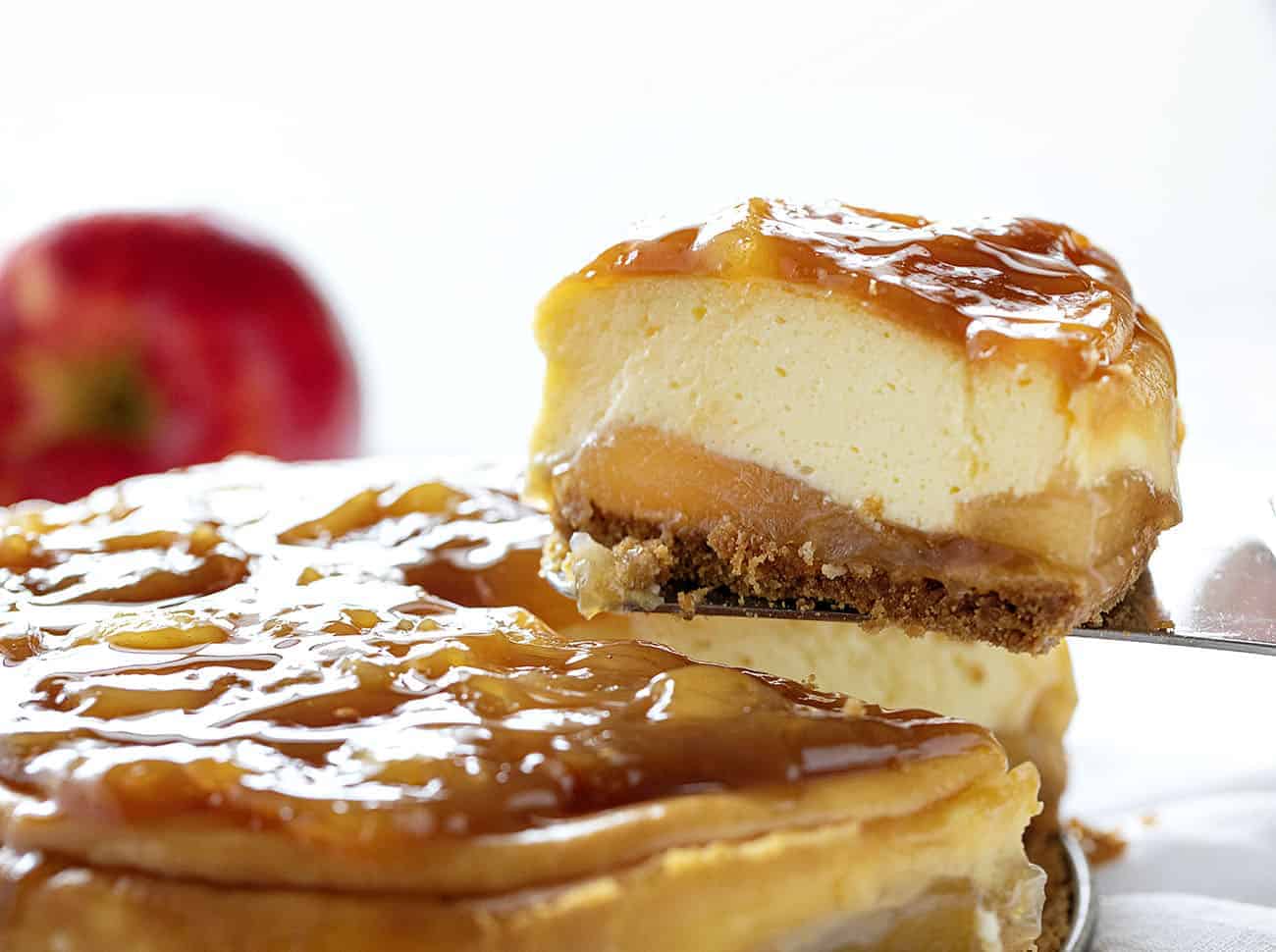 Découpe d'une tranche de gâteau au fromage aux pommes et au caramel