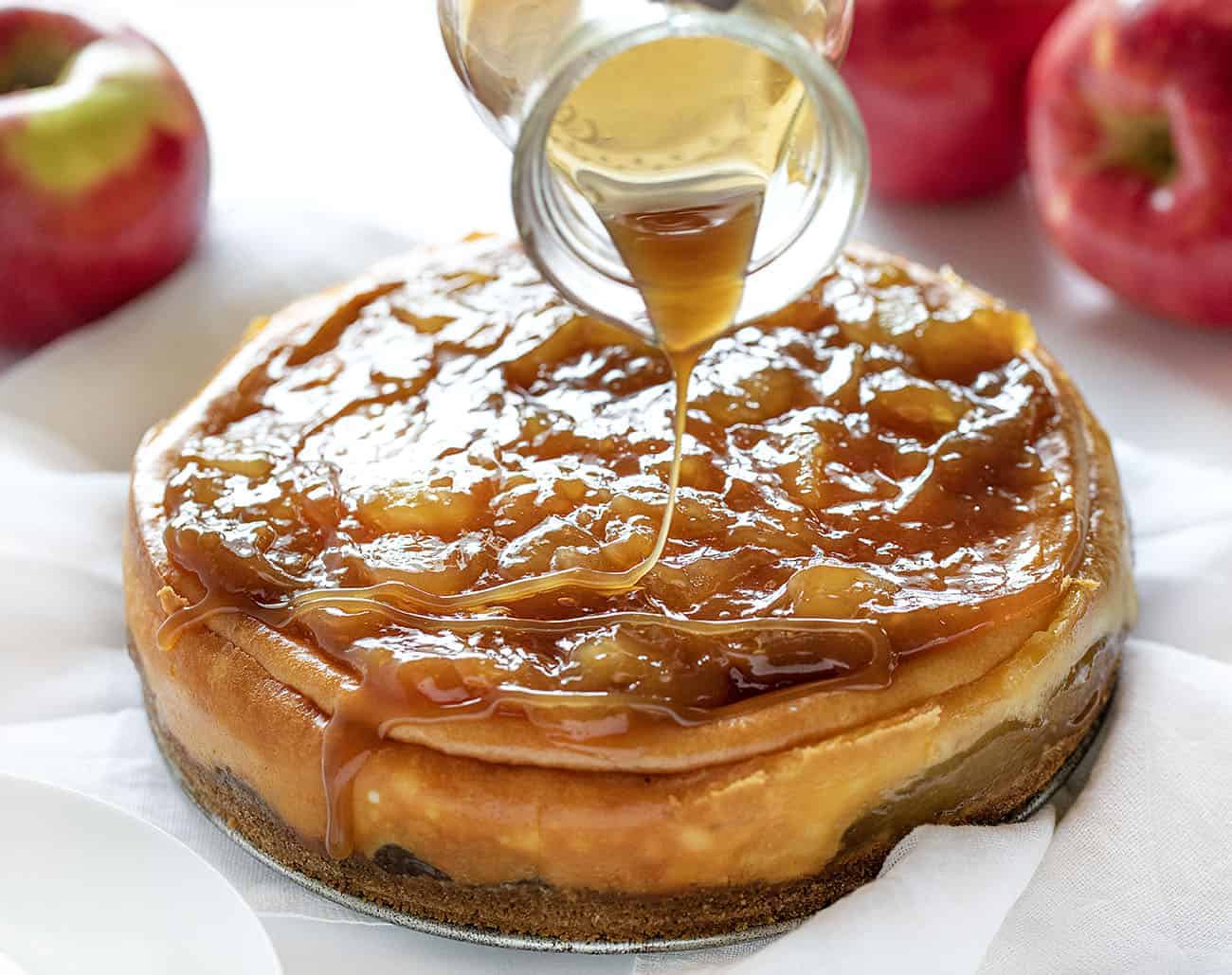 Diffuser du caramel sur un gâteau au fromage aux pommes caramel