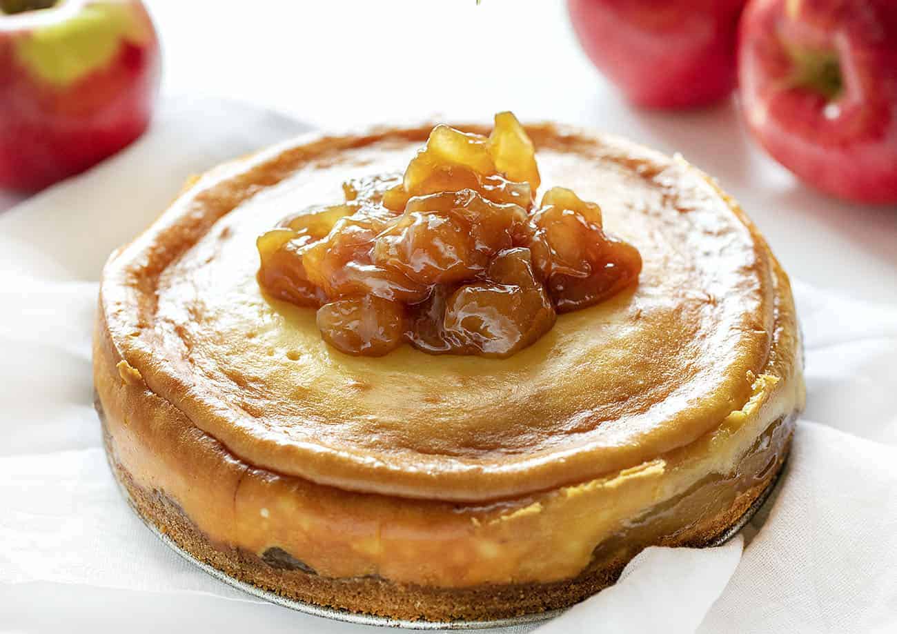 Ajouter des pommes au gâteau au fromage aux pommes et au caramel