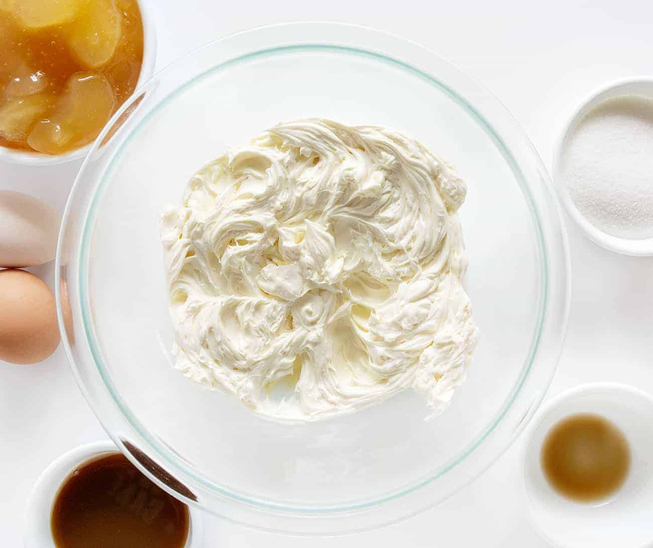 Ingrédients pour le gâteau au fromage aux pommes caramel