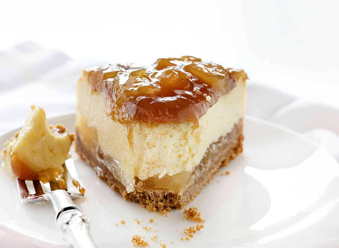 Mordida de uma Fatia de Cheesecake de Maçã Caramelada