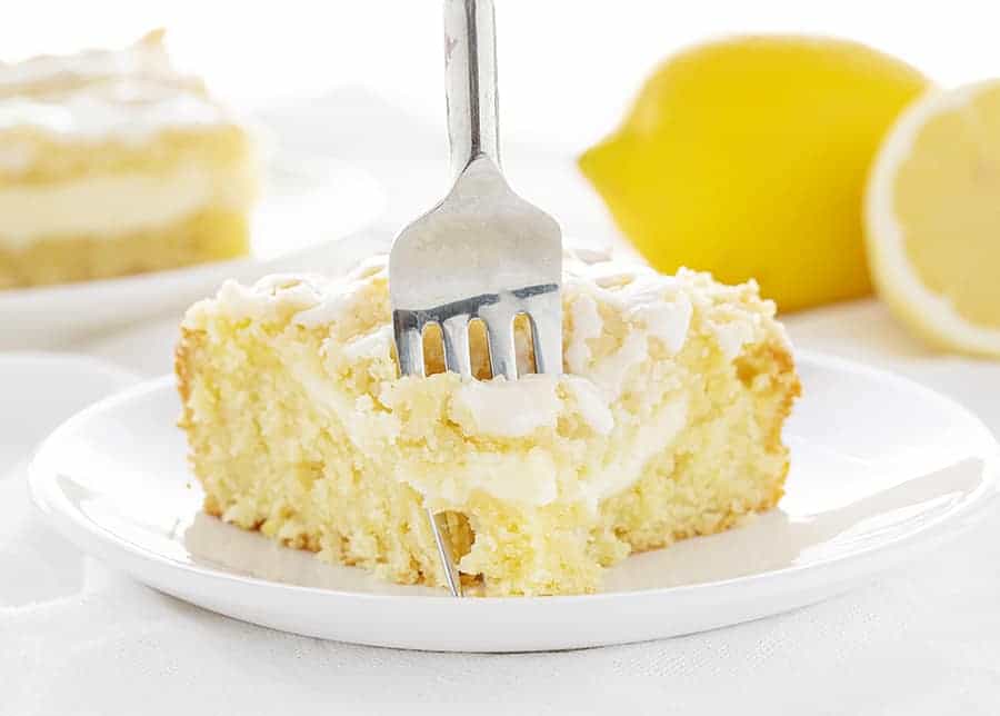 Forchetta prendendo un morso di torta al caffè al limone