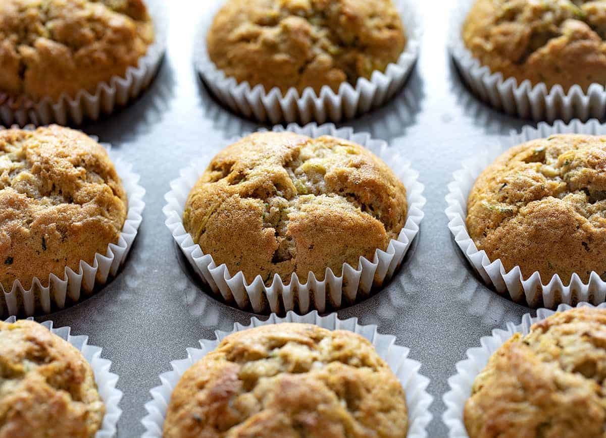 Muffins à la banane et aux courgettes dans un moule