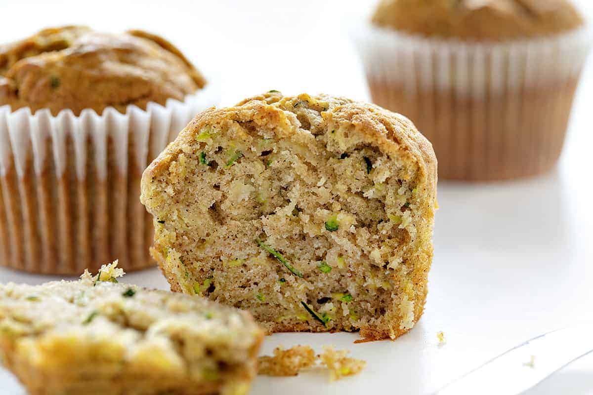 Bananen-Zucchini-Muffin aufschneiden