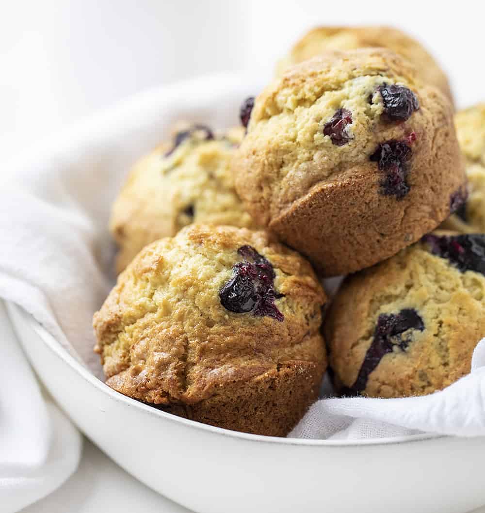 Schüssel mit weißem Handtuch und Sauerteig-Blaubeermuffins