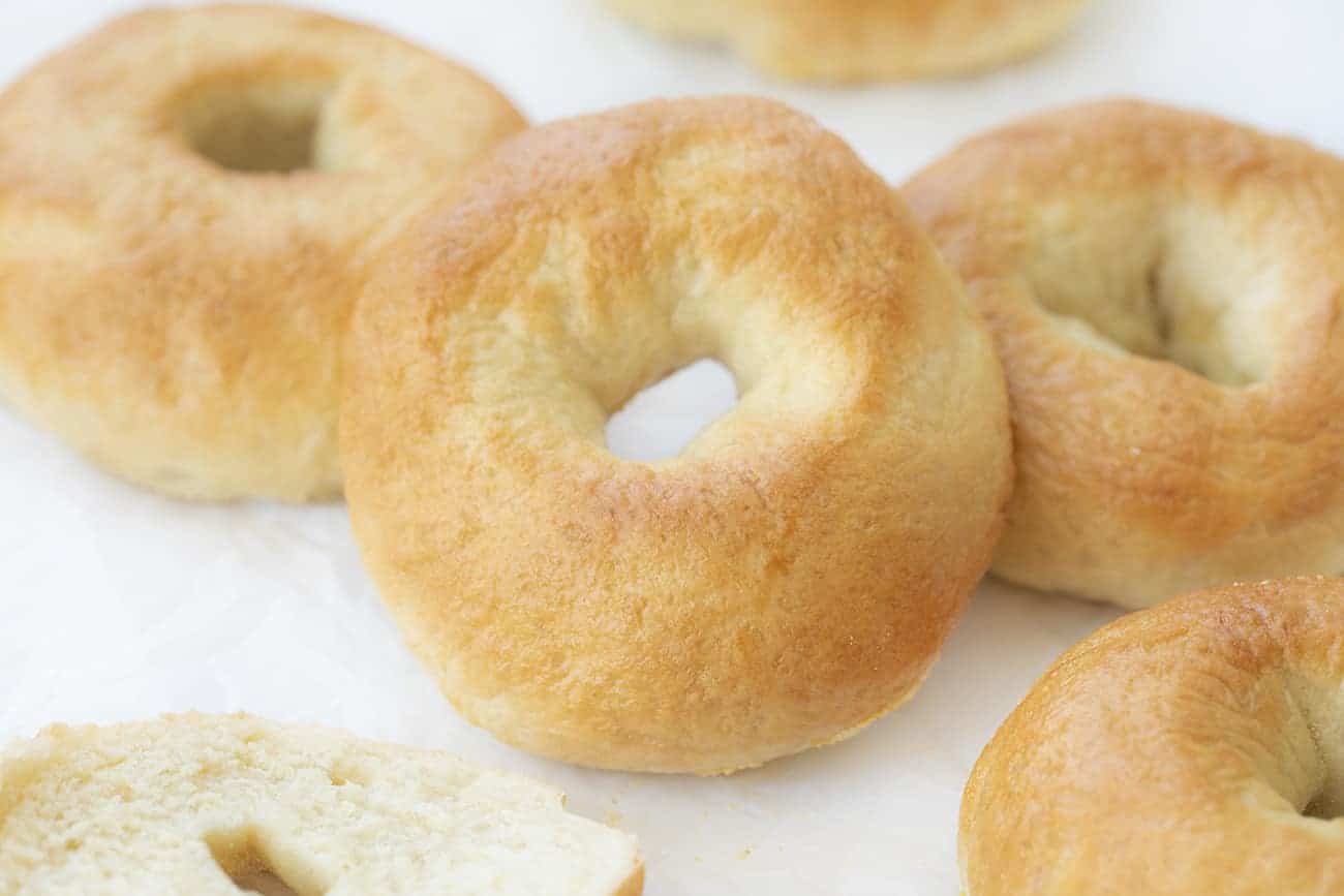 Lapos egész bagel pergamenre más sima bagelekkel