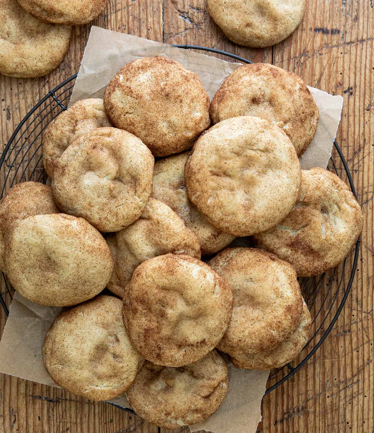 Apple Pie Snickerdoodles on a Circle rack from overhead.