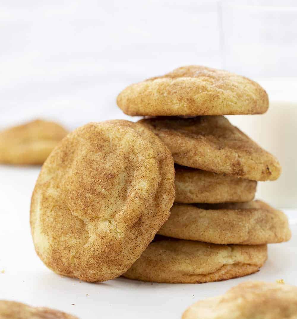 Jablečný koláč Snickerdoodles naskládaný na bílý pult