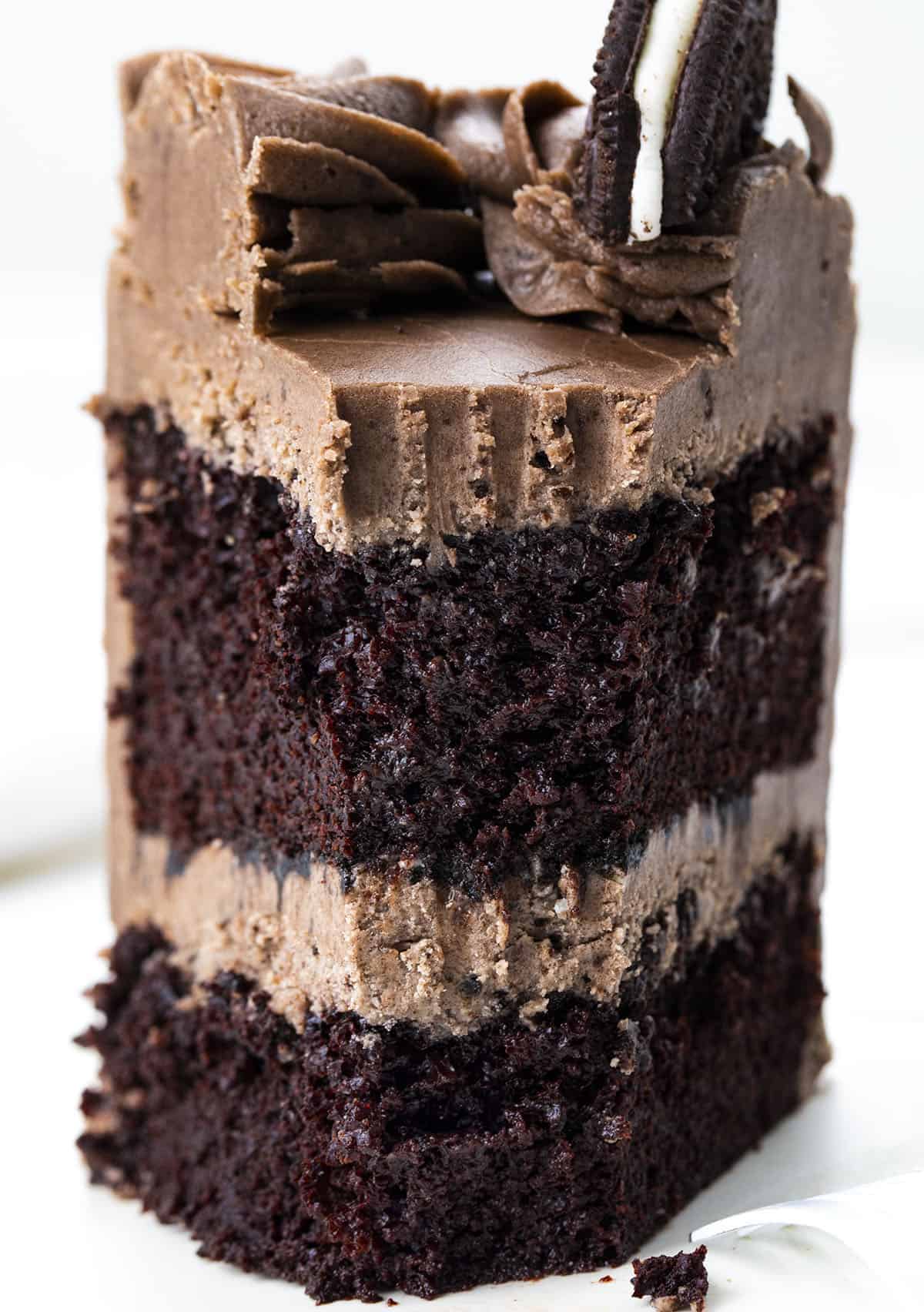 Cookies and Cream Cake Slice {Oreo Cake}