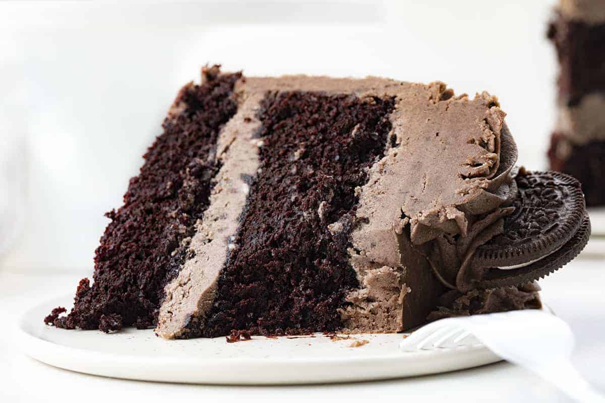 Cookies and Cream Cake Slice {Oreo Cake}