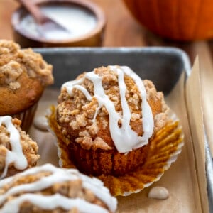 Pumpkin streusel Muffins Recipe - Pumpkin Crumble Muffins in a Pan with Maple Cinnamon Glaze. Breakfast, Muffins, Baking, Breakfast Muffins, Fall Baking, Pumpkin Recipes, Pumpkin Spice Muffins, Maple Glaze, Dessert, Best Muffin Recipes, Big Top Muffins, Big Muffins, i am baker, iambaker
